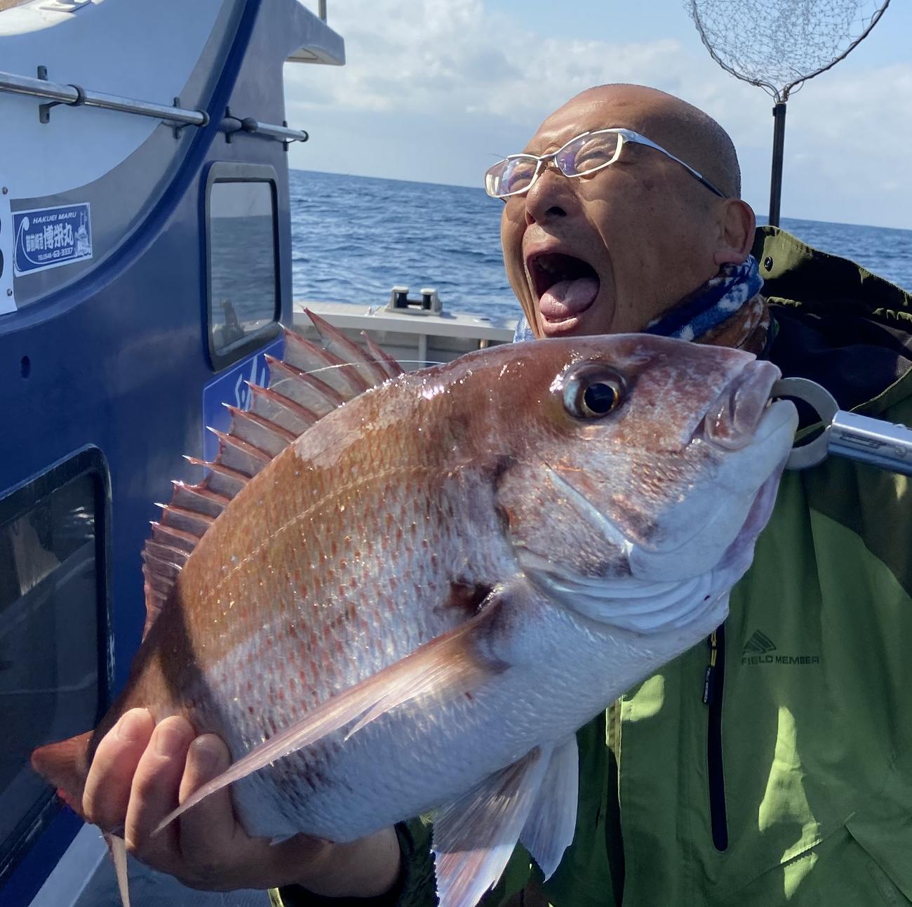 タコボウズ記者も2キロのマダイを仕留めた