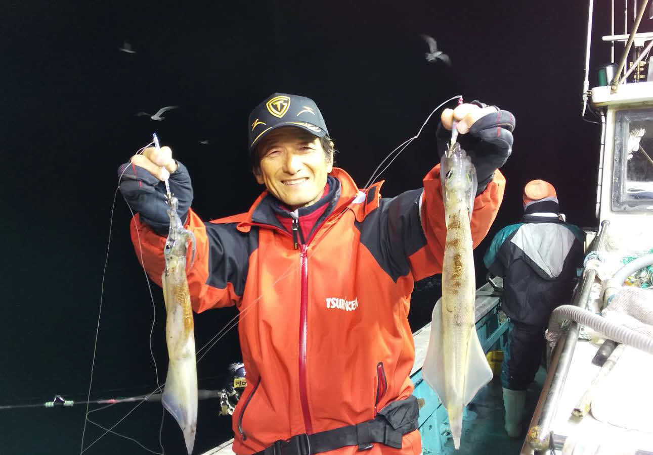 パラソル級のヤリイカを手に笑顔の兵頭さん