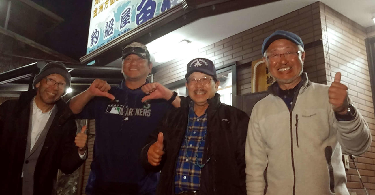 大魔神の「再戦だぁ～」に松本アナは「よ、よし、やろう」。久保田船長（左から3人目）は「頑張ってくださいよ」と親指を立て、木村さん（右）も笑顔をみせた