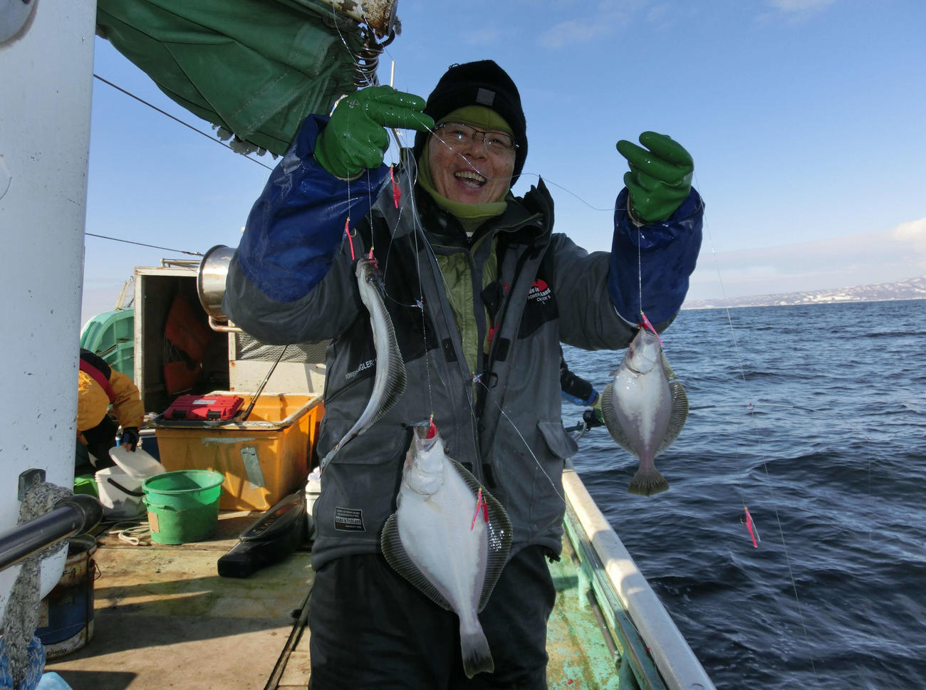 江別市から参加した伊藤一仁さんは針数のソウハチを釣って満面の笑顔