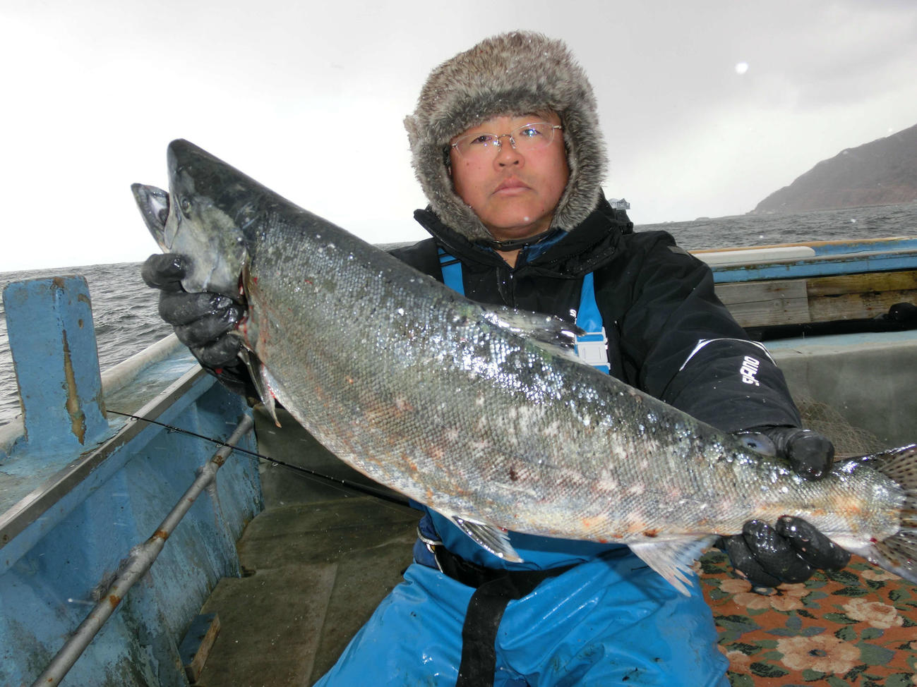 超大型のサクラマスを釣り上げた札幌市の阿部さん