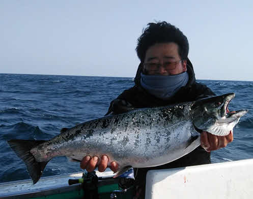 4・6キロと4・8キロの特大サイズを釣り上げた札幌市の高橋さん