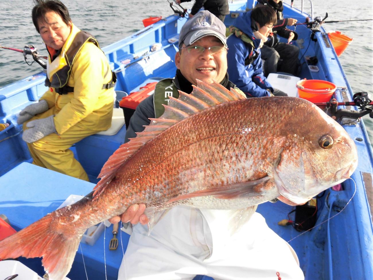 落合さんは88センチ、鯛紅丸レコードの9・7キロマダイをゲットし年間優勝