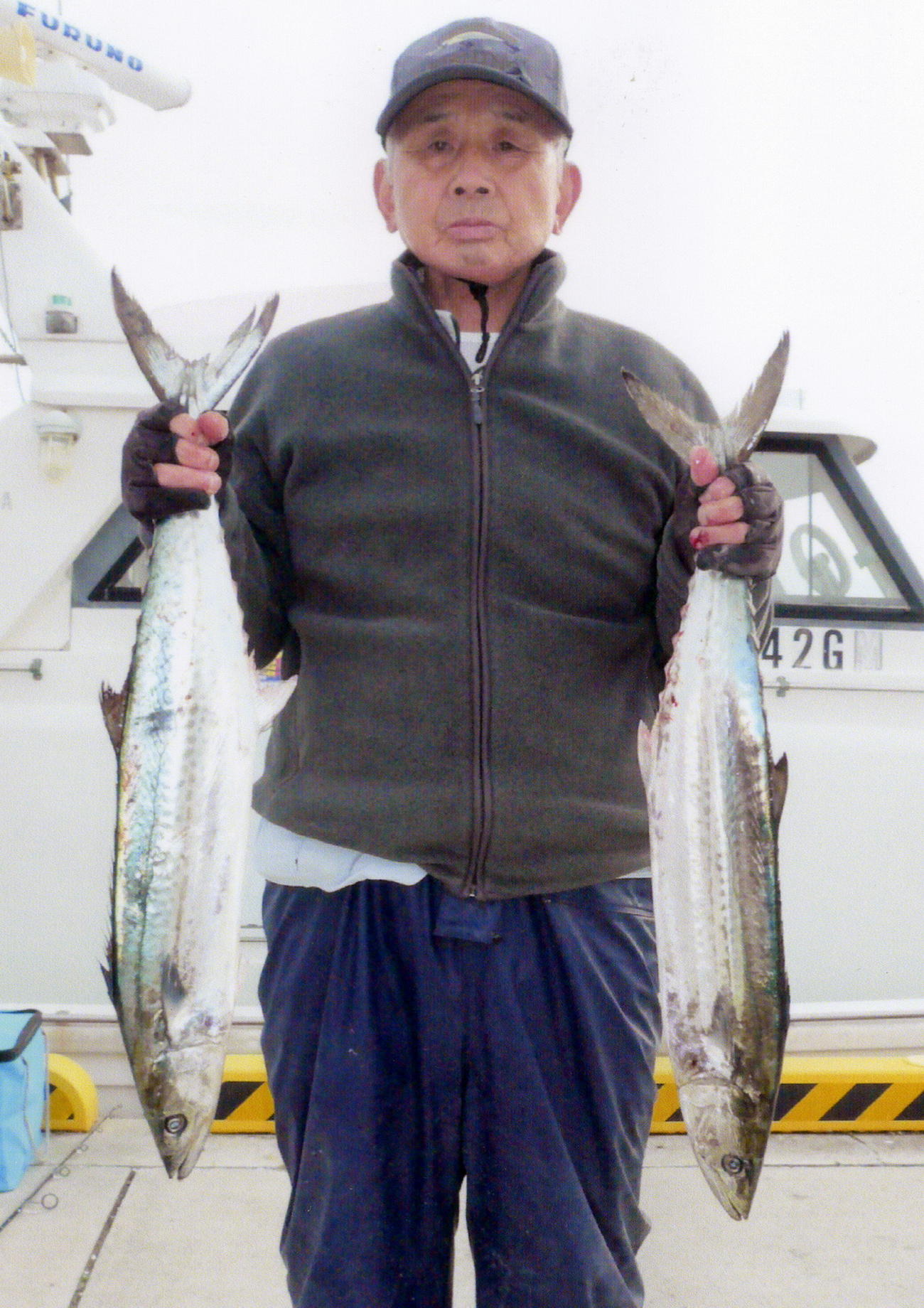 嶋田さんは80センチと77センチのサワラを釣り上げて善松丸の年間王者に