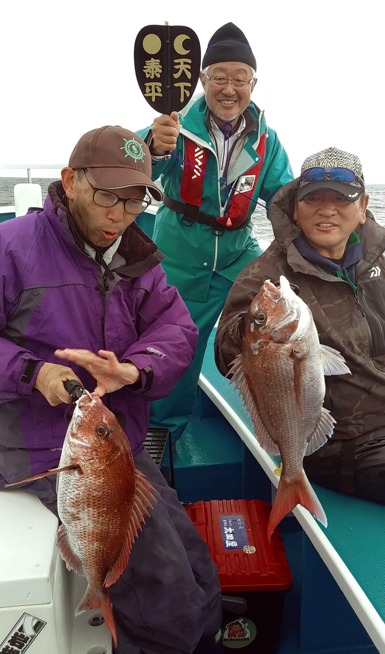 ともにナイスサイズ。さあ、松本アナ（左）か、大魔神（右）か。中央の行司軍配の木村さんも「甲乙つけがたい」とうなった