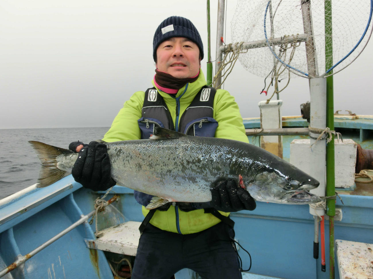 サクラマスは初挑戦ながら3キロ超の大型を釣った緒方さん