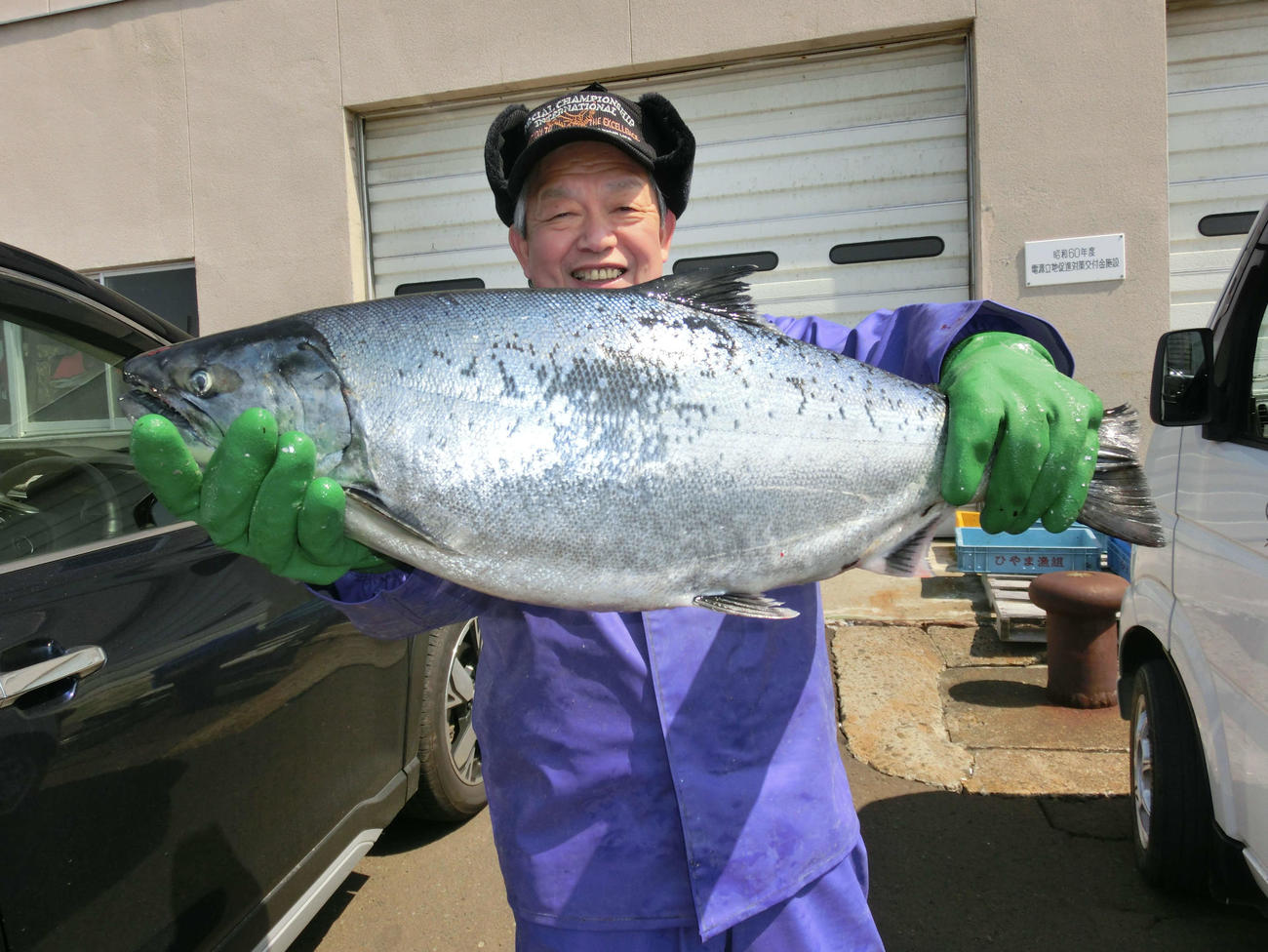境井さんは5.8キロの特大サイズを上げてにっこり