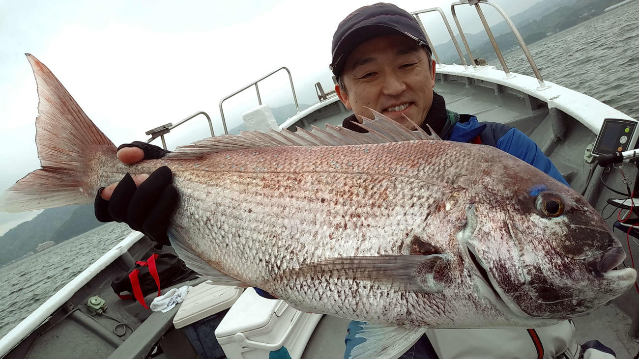 ノッコミで黒くすすけたオス。3・8キロの大物に山本さんもニッコリ