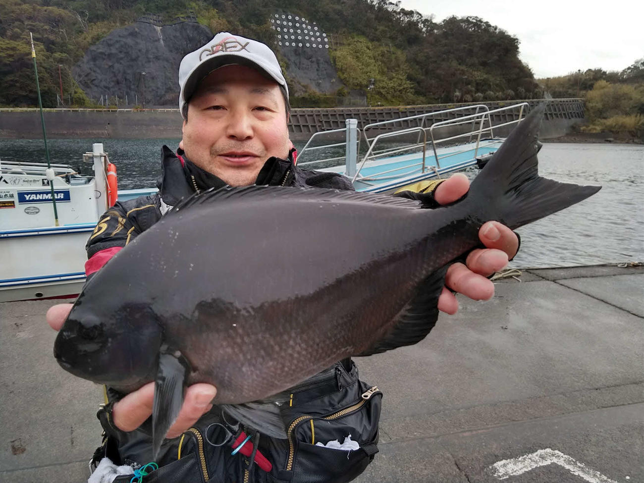 全層釣りで粘って大物メジナを連発した大澤さん
