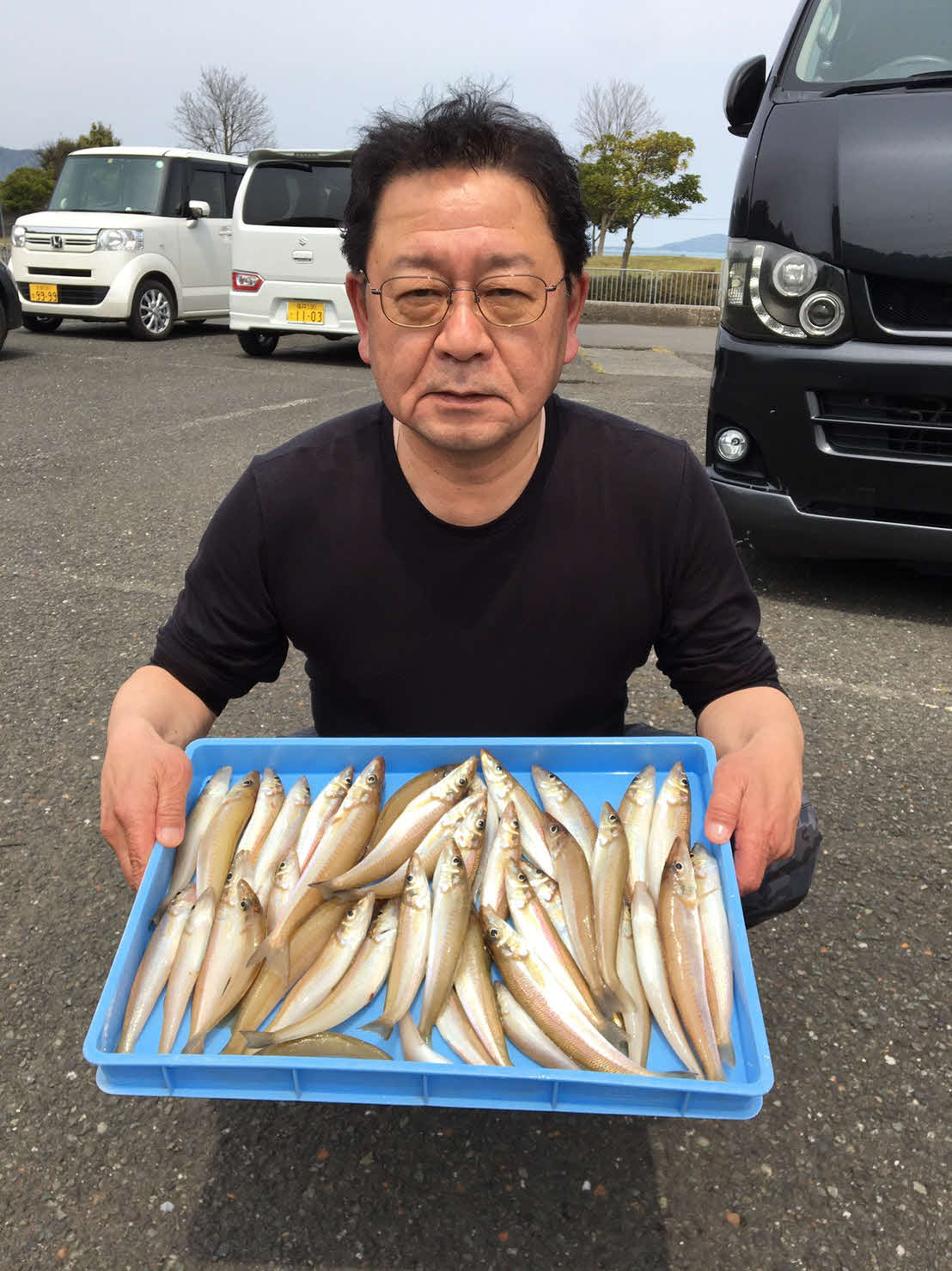 釣果を披露する田中さん