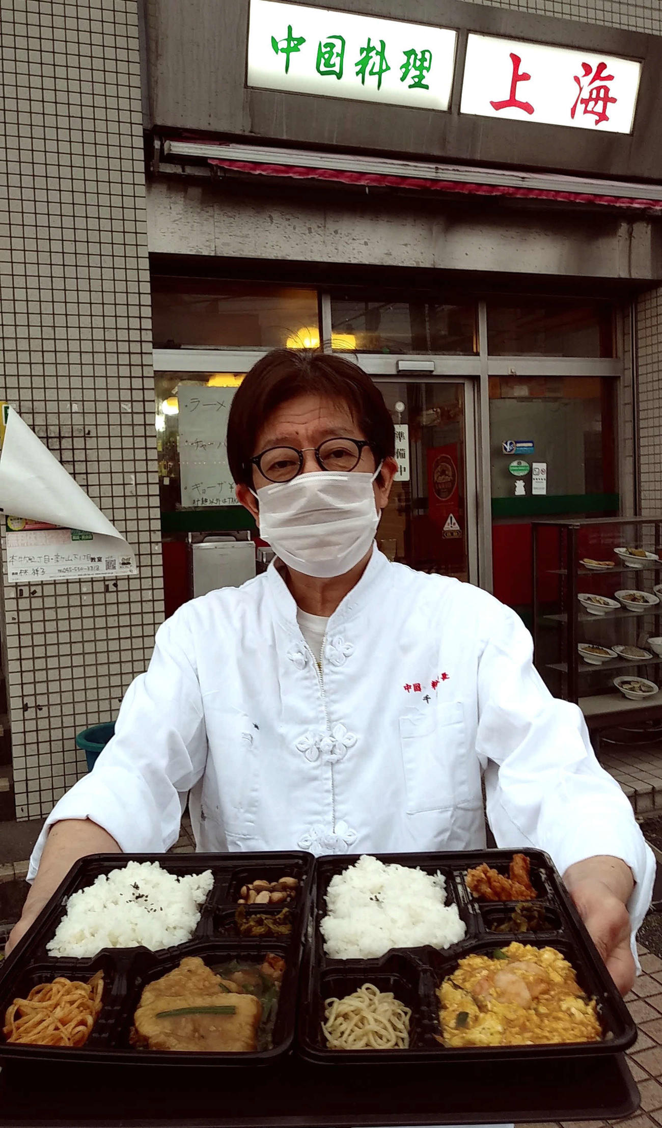 町中華の巨匠テルさん。「上海」ではテークアウトのおいしい弁当を600円で販売している