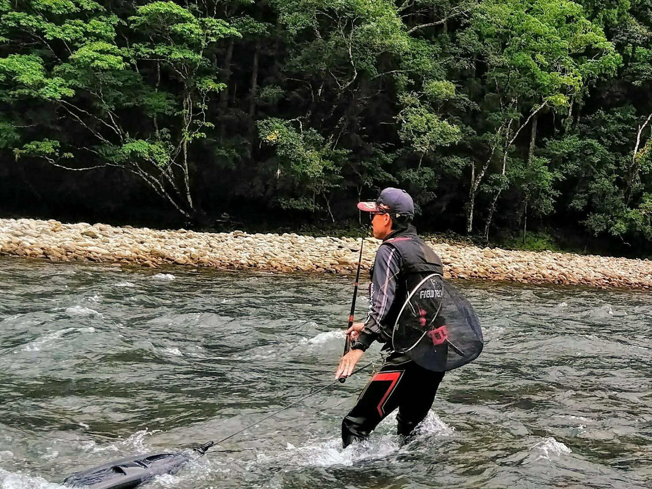ベタ竿の引き釣りで広範囲を探る（19年、南紀･古座川で撮影）