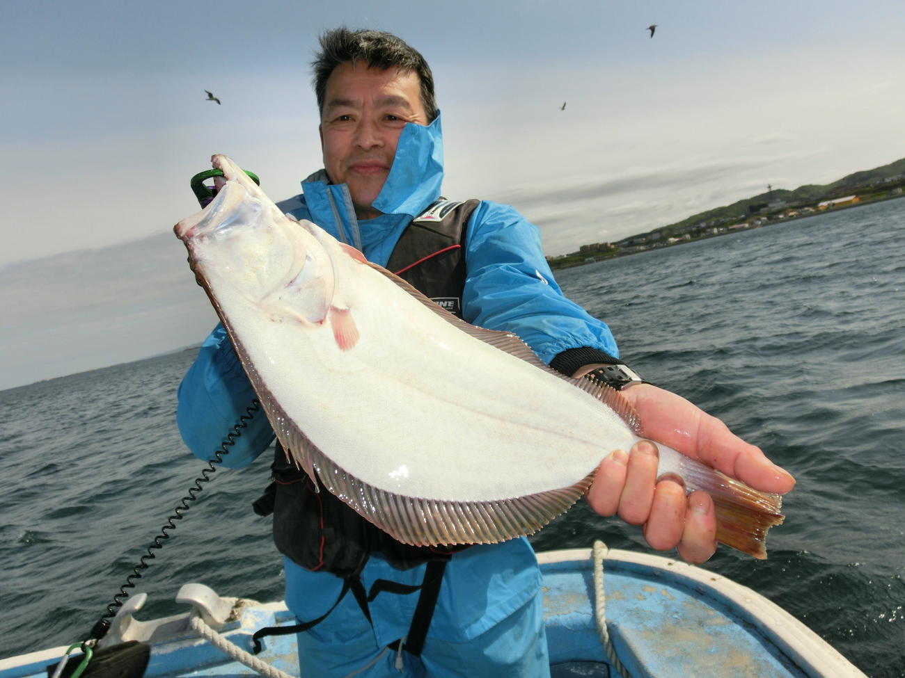 良型のヒラメを釣り上げた旭川市の森田俊寛さん