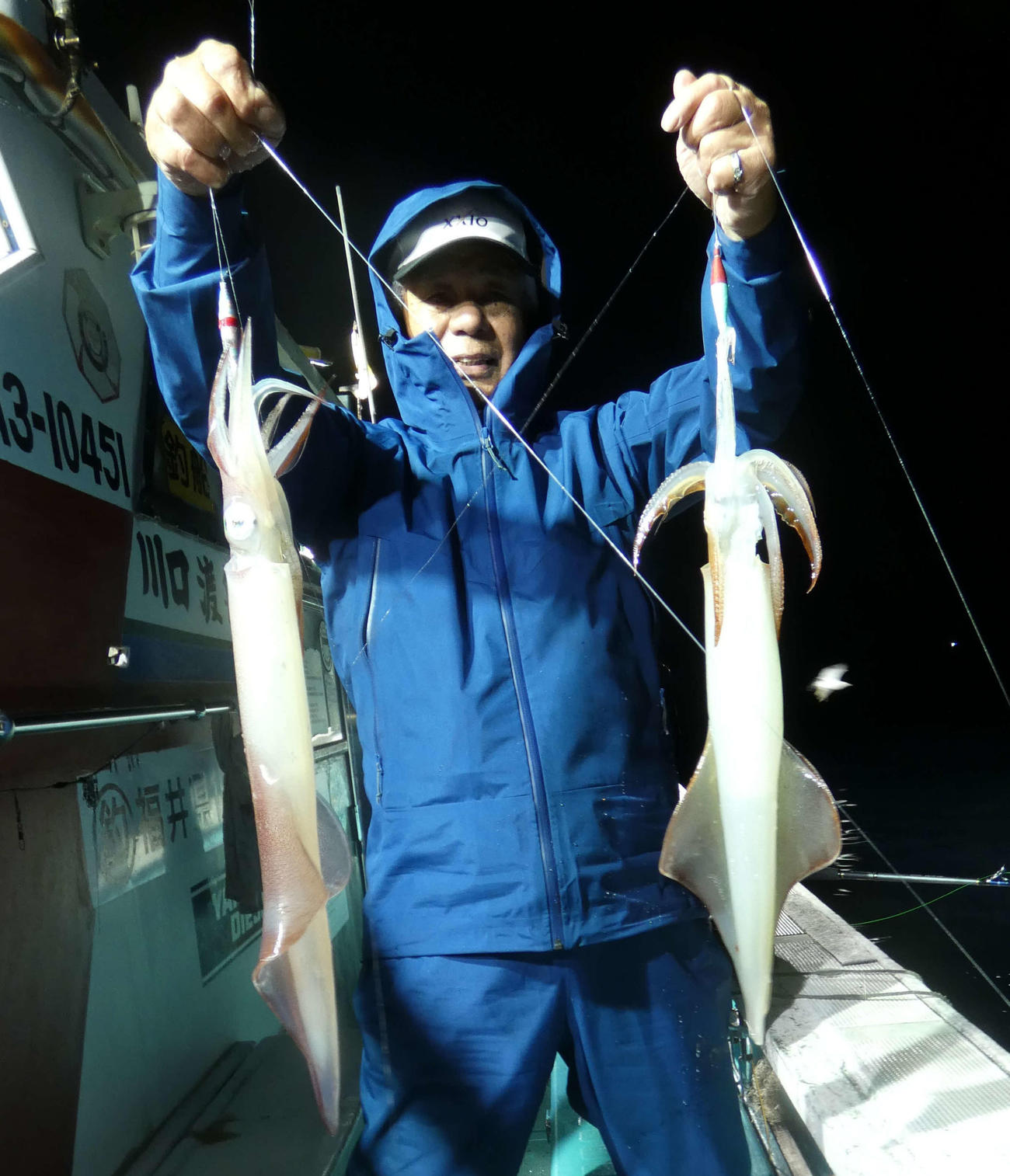 棚橋さんが仕留めた胴長44、41センチのケンサキイカ
