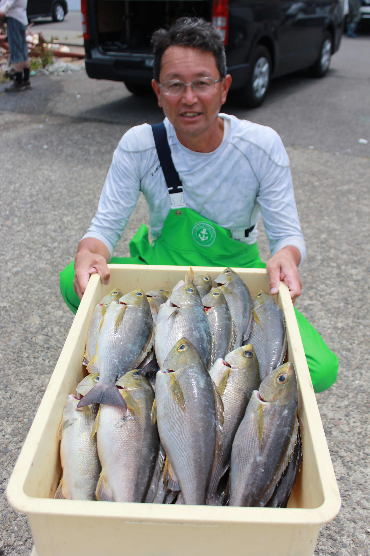 良型ぞろいの好釣果を披露する竿頭の辻野さん
