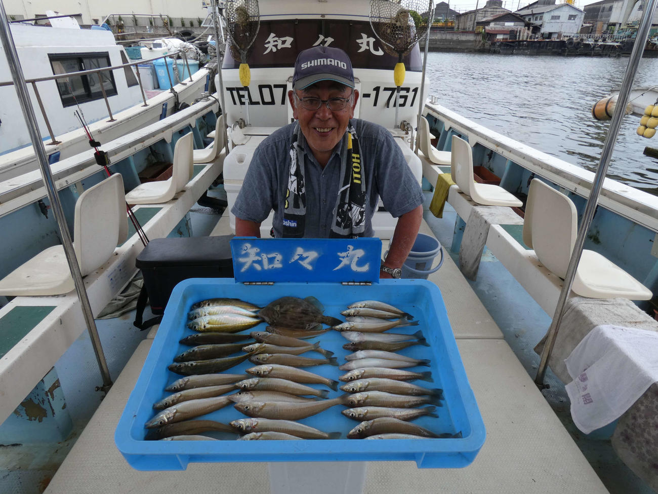 釣果を披露する山口さん