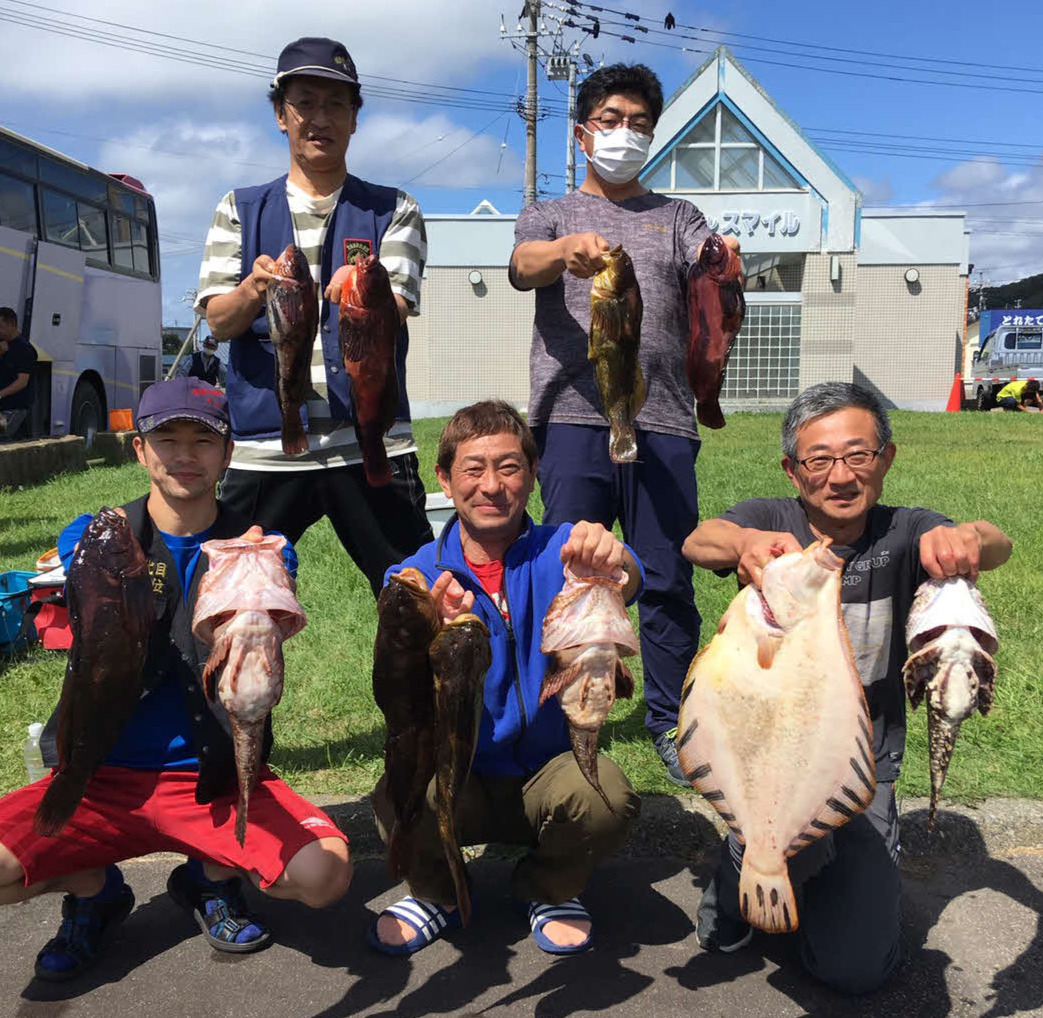 前列左から大杉さん、福原さん、武市さん、後列左から篠田さん、碓井さん