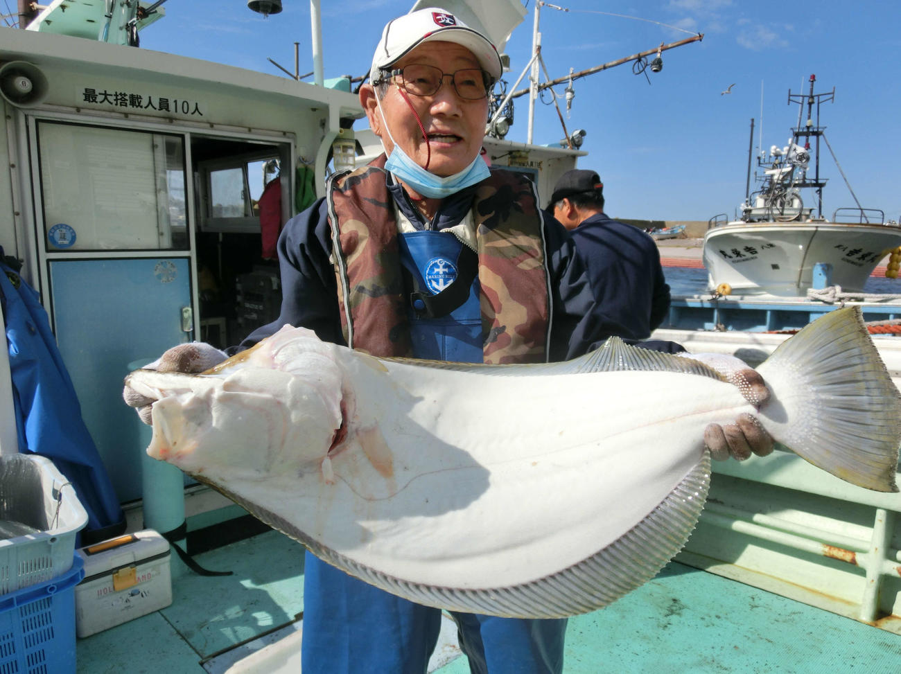 76センチの大型ヒラメを釣り上げた札幌市の本間実さん