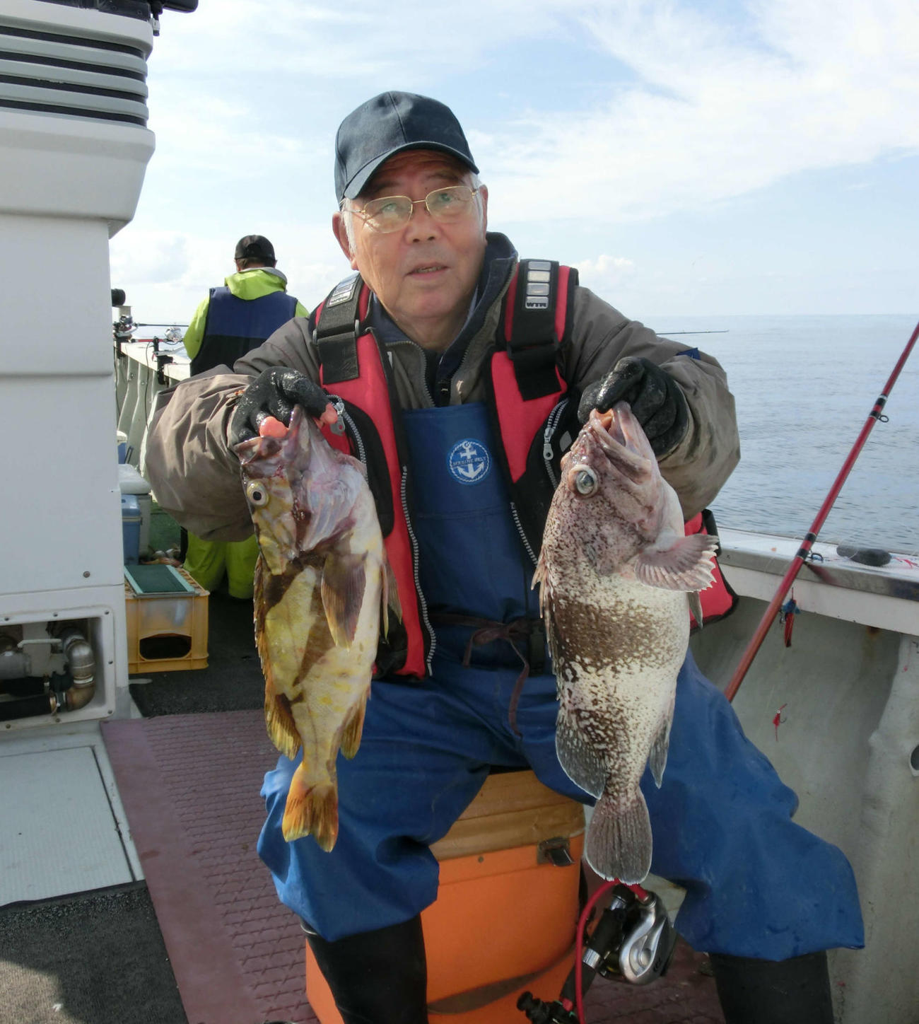 大型のアオゾイとマゾイの釣果を披露する石狩市の遠藤さん