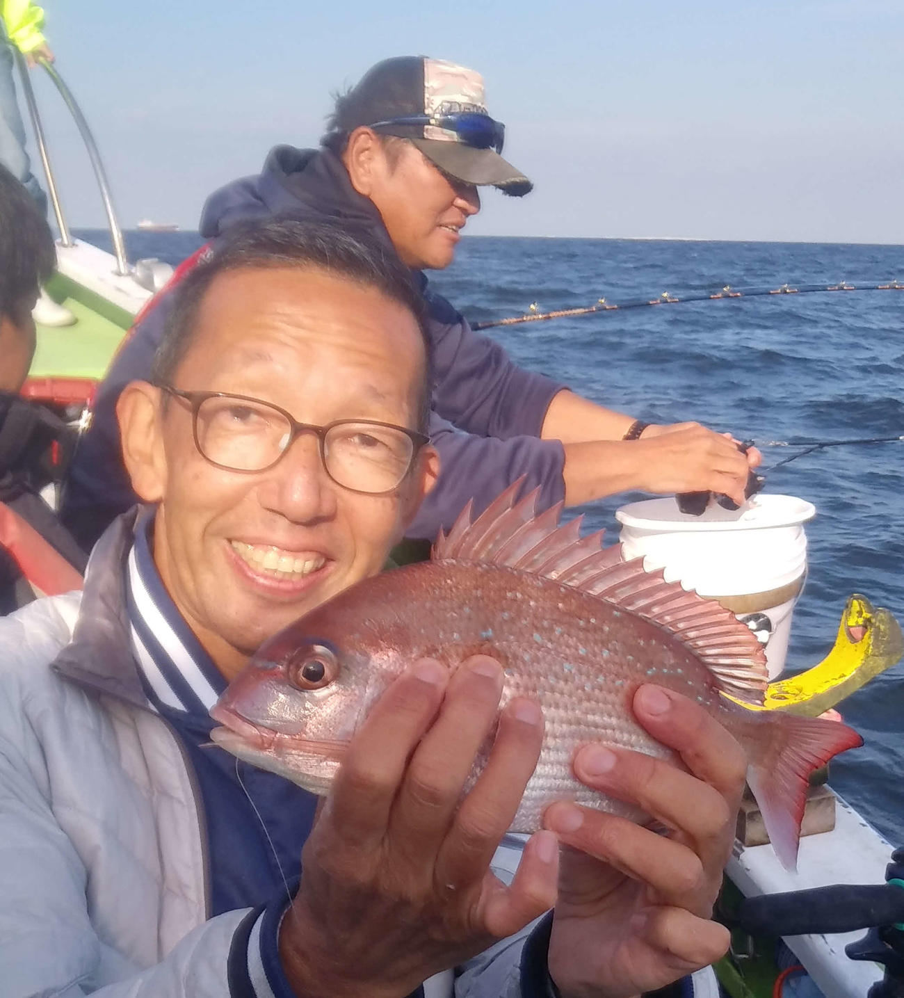 松本アナもすがりつくように残り時間わずかで釣ったマダイ…もちろんこれもリリース