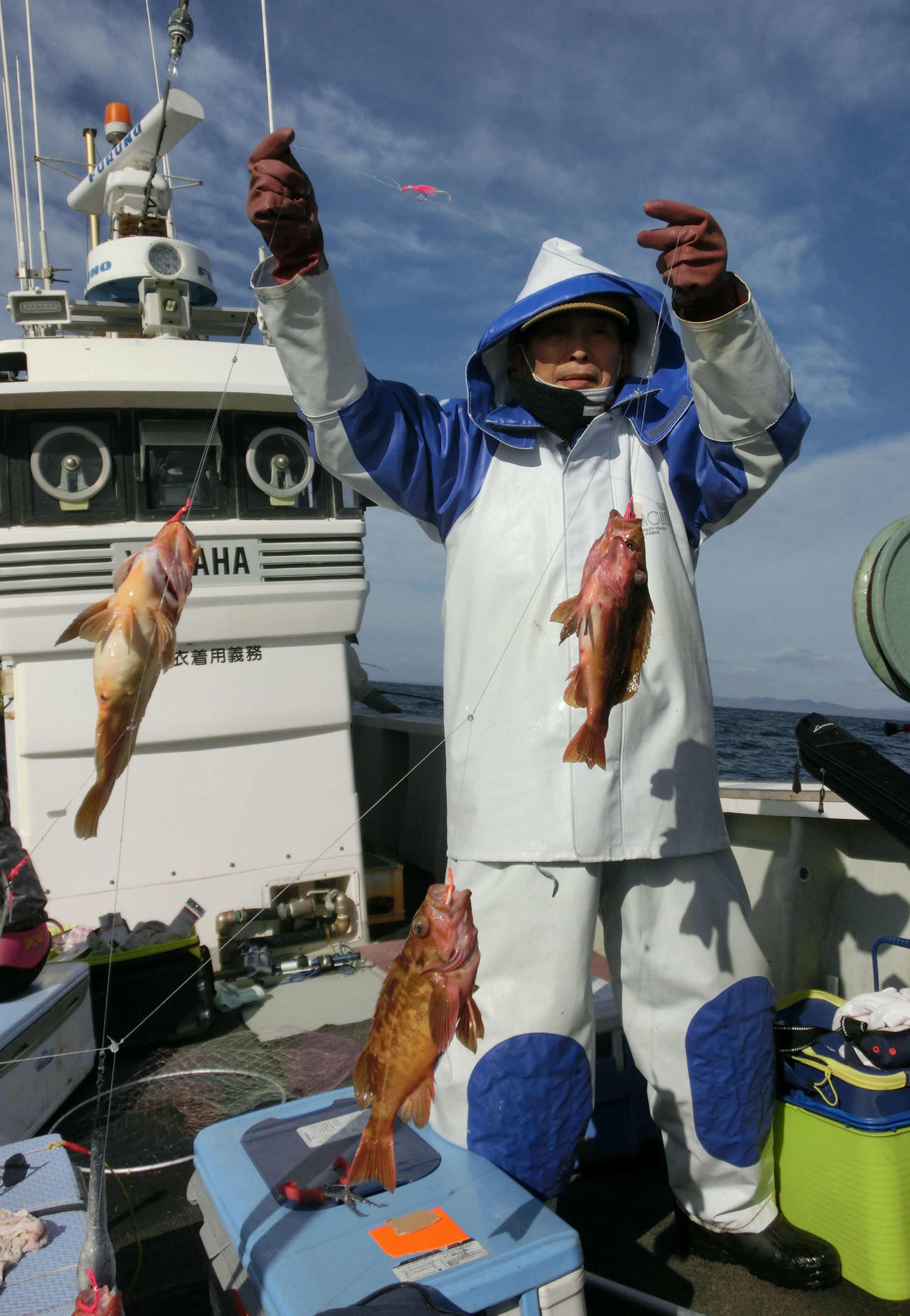 釣り上げたヤナギノマイを披露する帯広市の横野さん