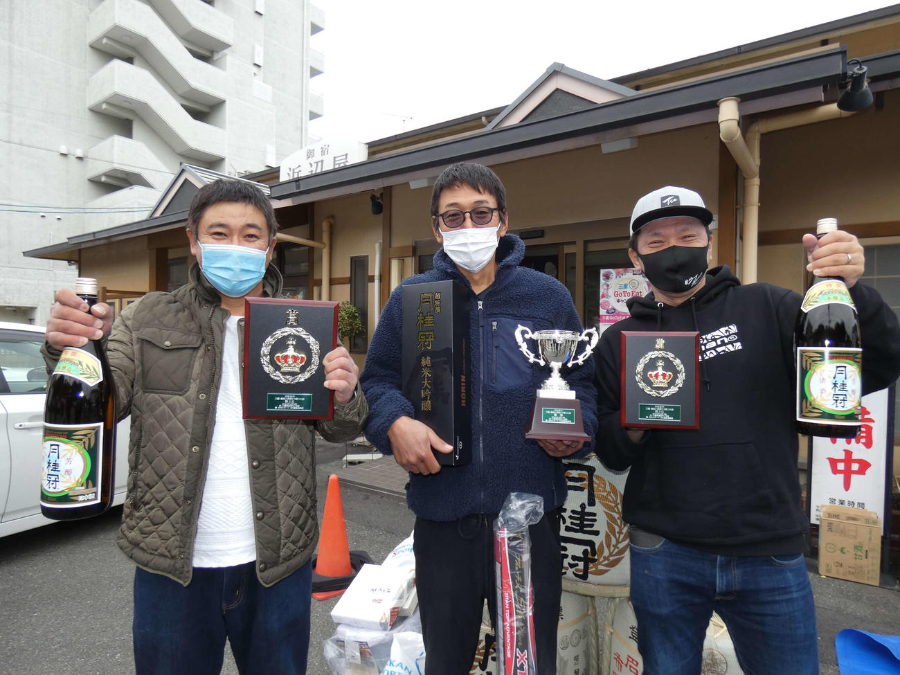 優勝した清原さん（中央）2位の那珂さん（左）3位の中場さん