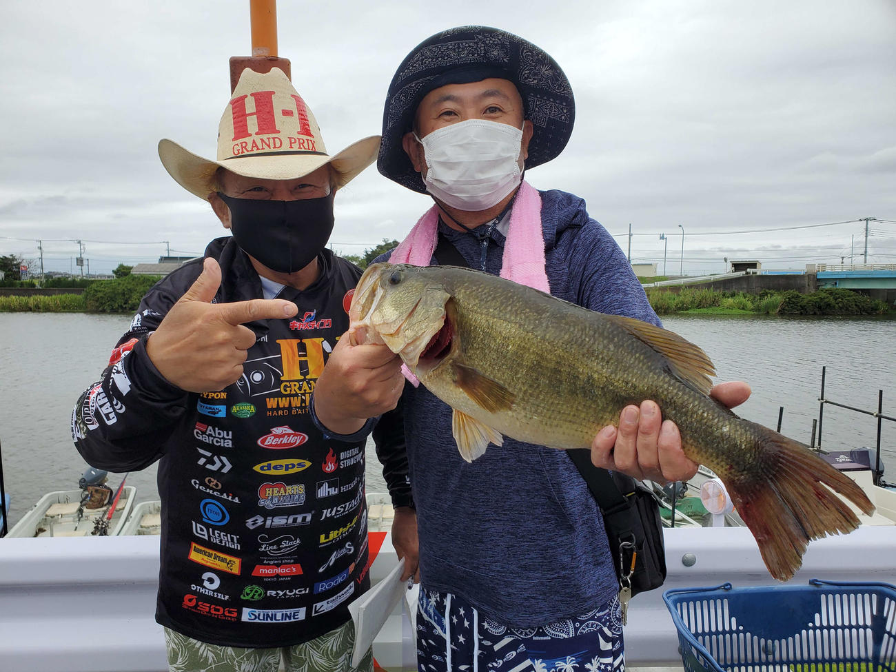 新利根川「松屋」生井道明さん（右）