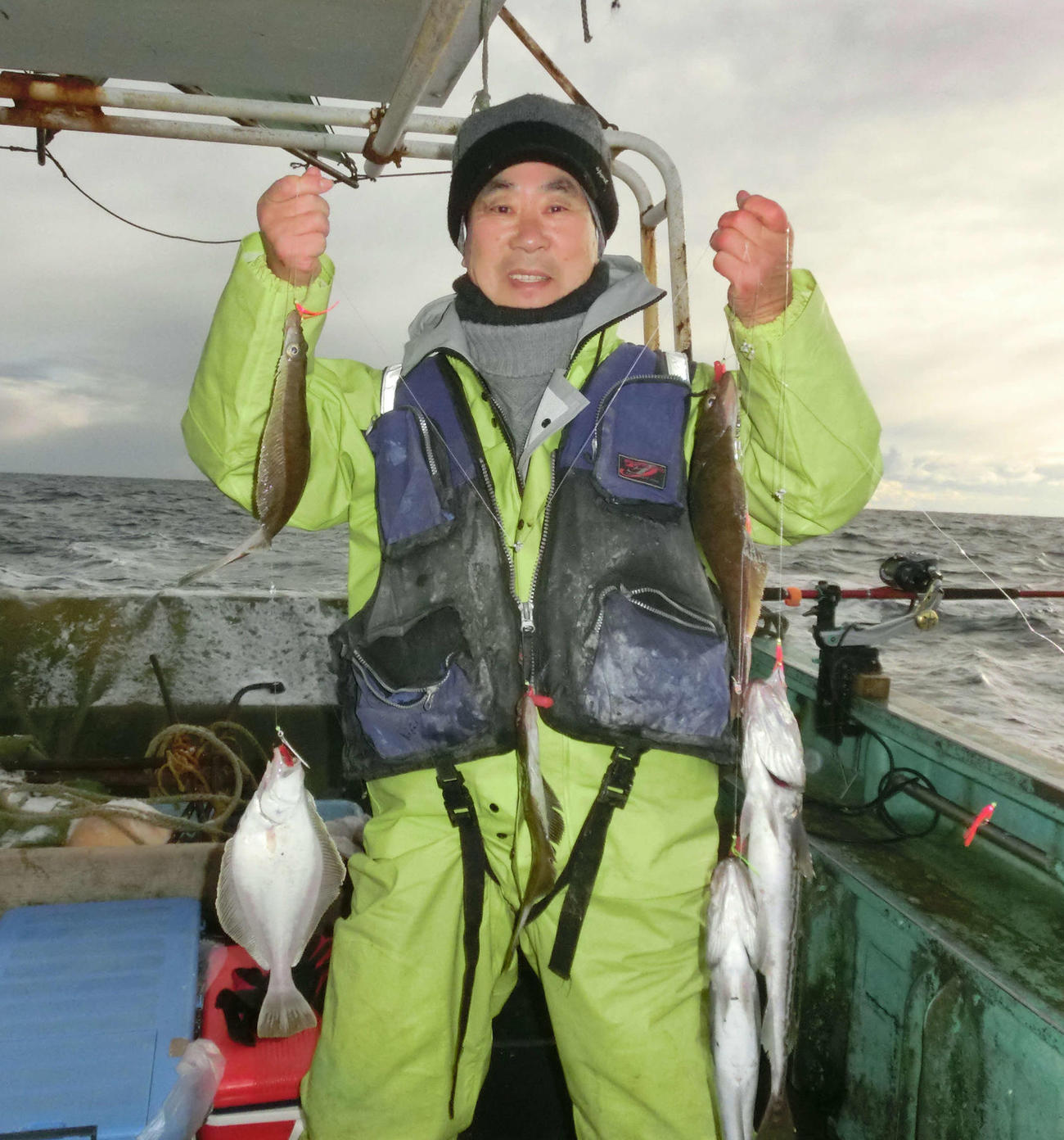 同じタナからスケトウやソウハチを釣り上げた札幌市の加藤敏之さん