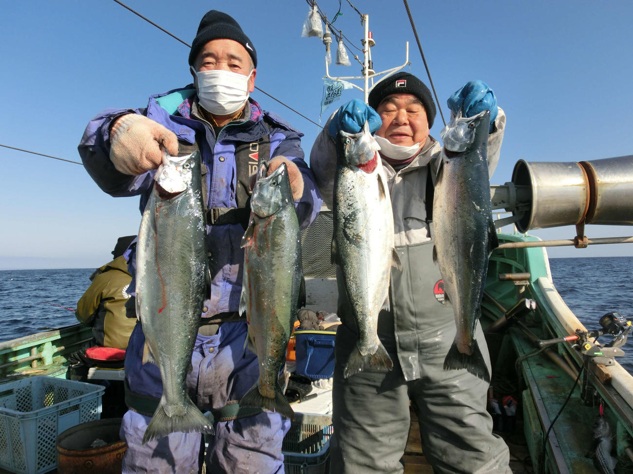 良型サクラマスを釣り上げた北広島市の横山林太郎さん（左）と登別市の菅原政則さん