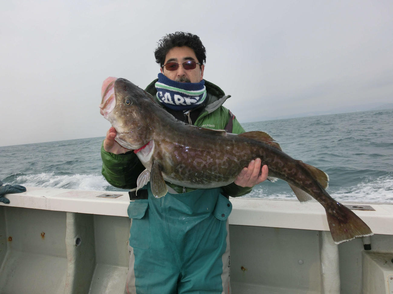 マダラのビッグサイズを釣り上げた浦河町の猪狩典史さん