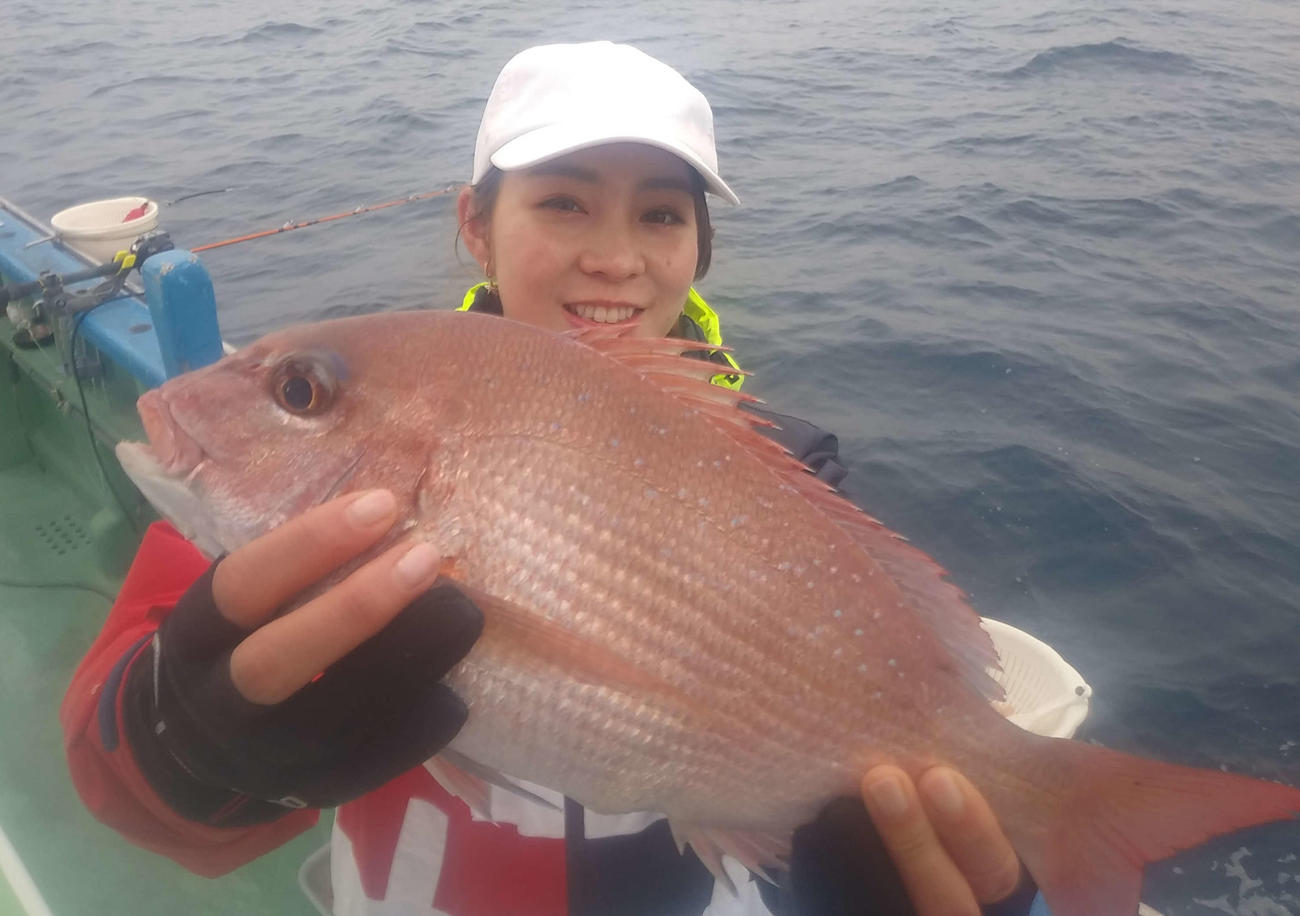 内田さんヒットのマダイを代行で釣り上げた利水つばさ