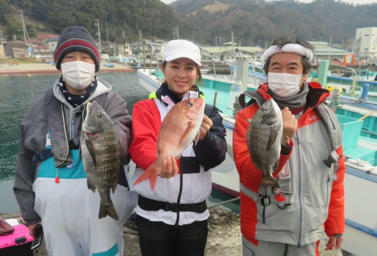 LTタイ五目に初挑戦した利水つばさ（中央）はマダイ、先生役の武藤篤さん（左）内田京司さん（右）はクロダイを手にニッコリ
