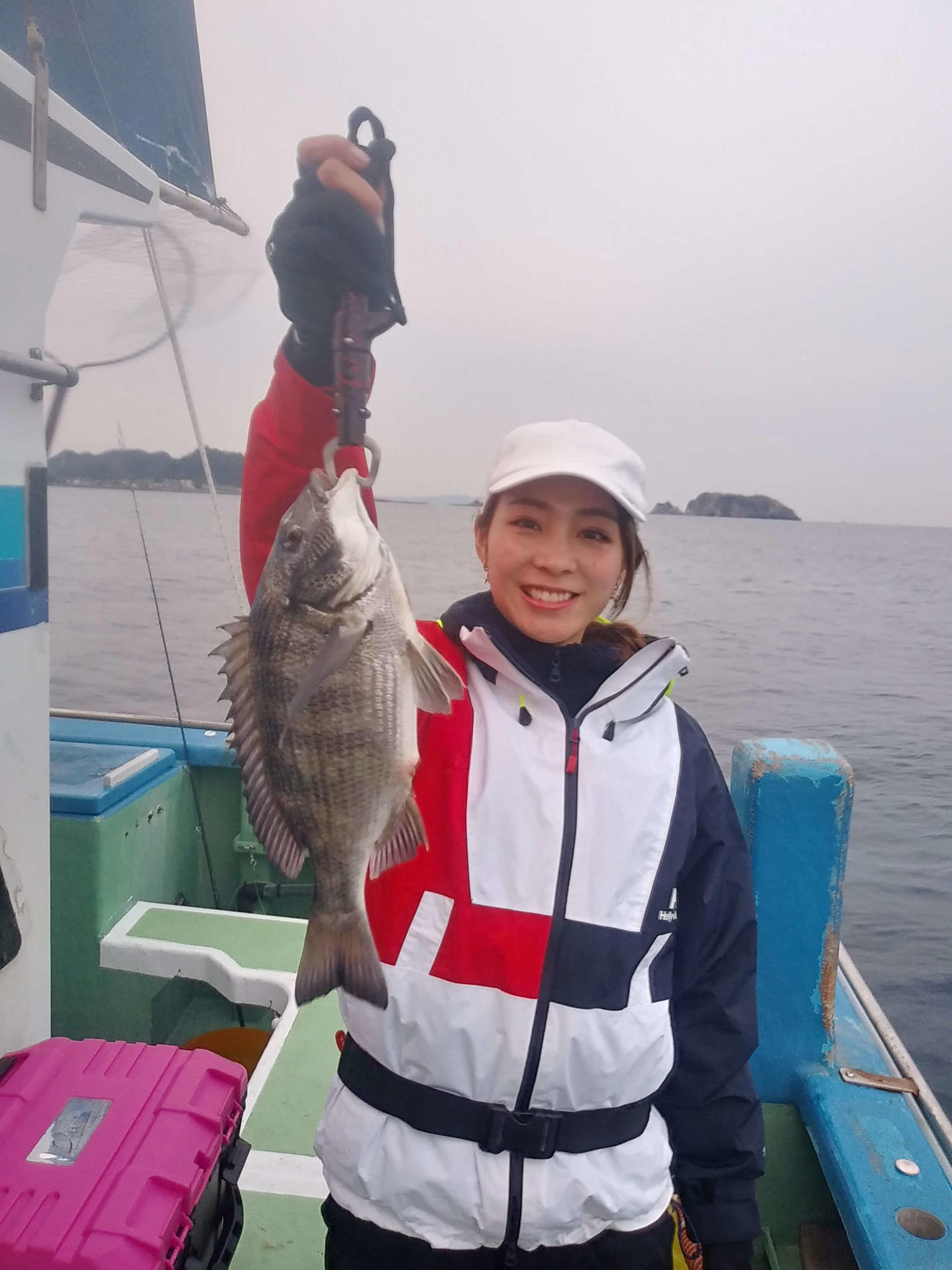 引き上げ代行も狙いのクロダイに笑みがこぼれる