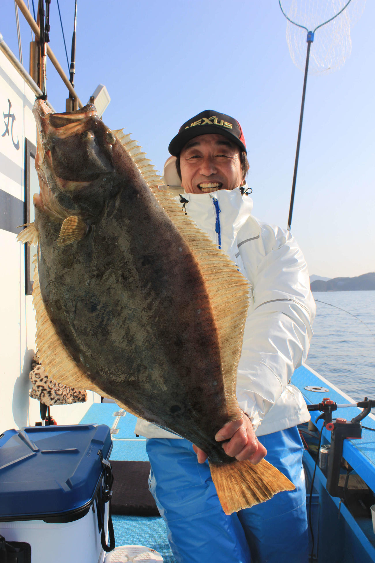 山本さんが釣り上げた72センチのヒラメ