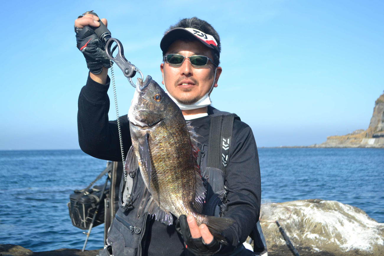 平島で良型クロダイを4匹釣り上げた白石さん