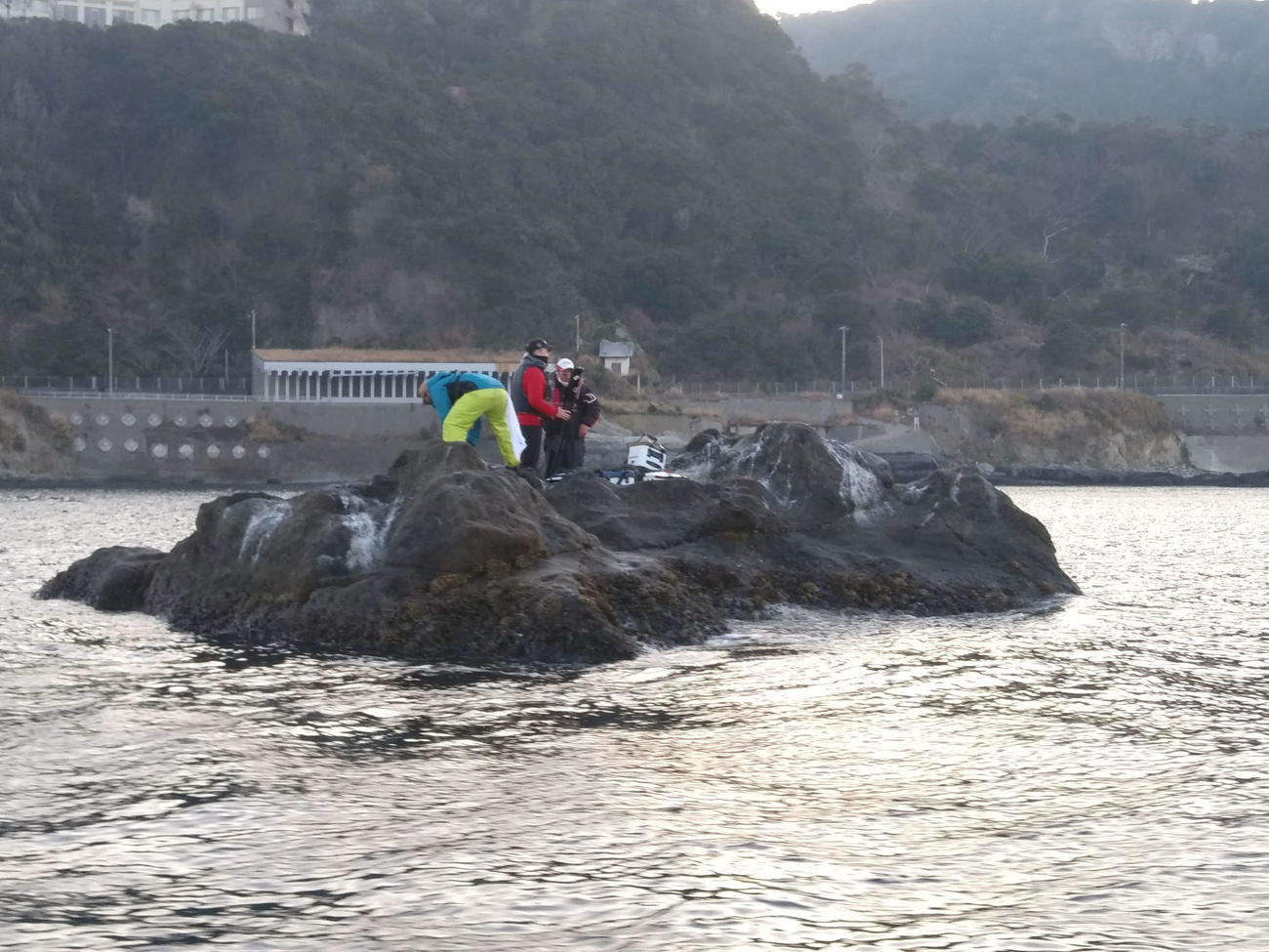 金谷の沖には平島のほかにも実績のある磯が点在