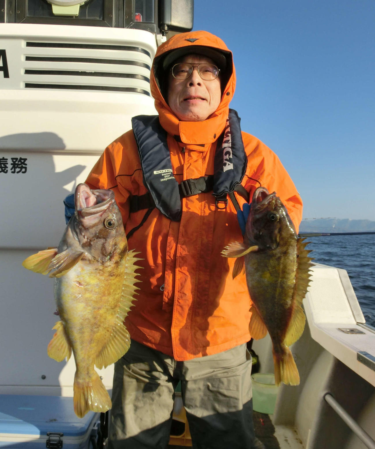 特大アオゾイを披露する西條さん