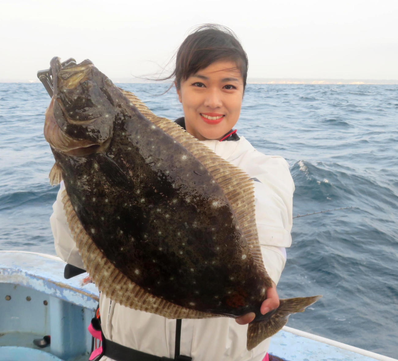千葉・岩船沖で1・8キロのヒラメを釣り上げ、目標を達成した出光仁美