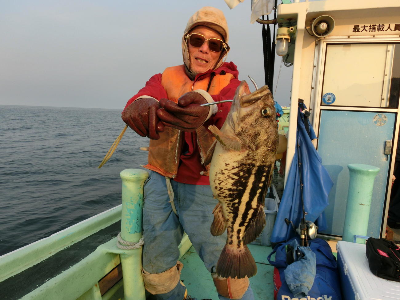 50センチ、重さ2キロのシマゾイを釣った札幌市の若林さん