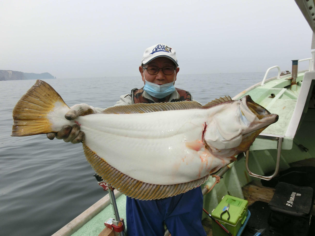 古平沖で74センチの大型ヒラメを釣り上げた札幌市の本間さん