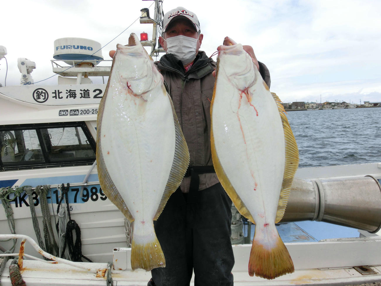 岩内沖で大型を含めヒラメ7匹を釣り上げた札幌市の田中さん