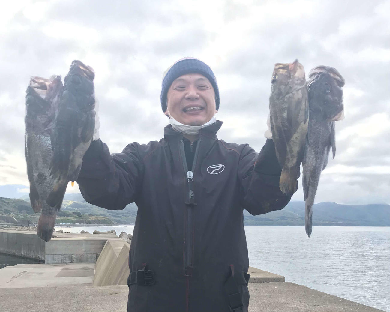 八雲町熊石大成区で大型のマゾイなどを釣ったリポーターの藤本さん