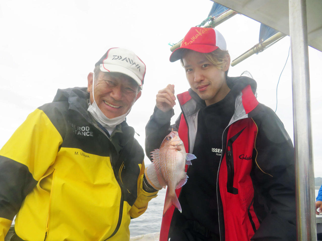 憧れの鵜沢政則氏（左）に弟子入り？　し、マダイの引きを体験した花園直道