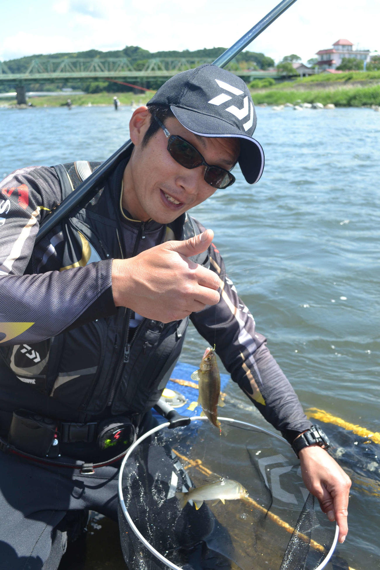 貴重な1匹を掛けた有本浩一さん