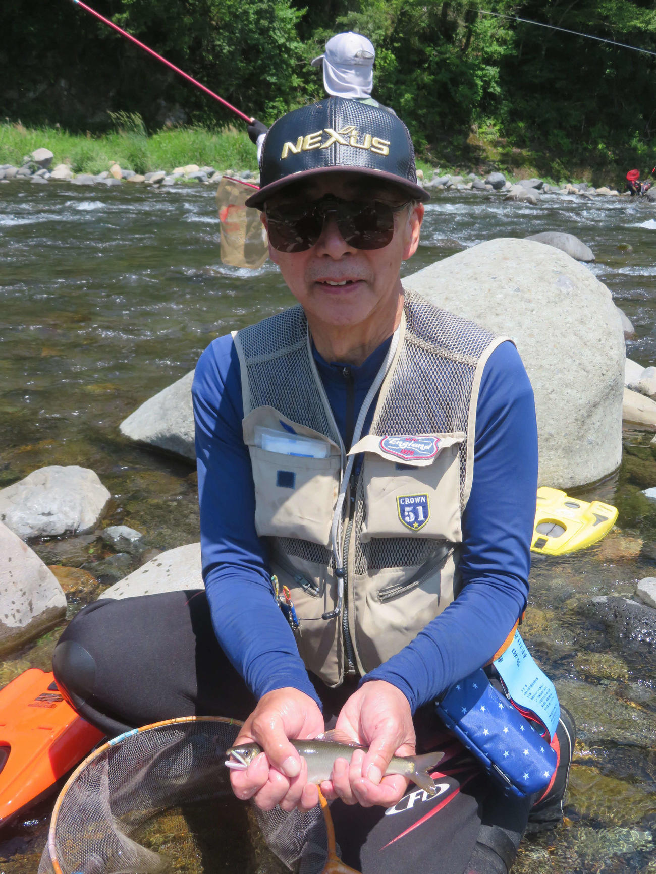 20センチ超の大物を釣り上げてご満悦の山田政秋さん