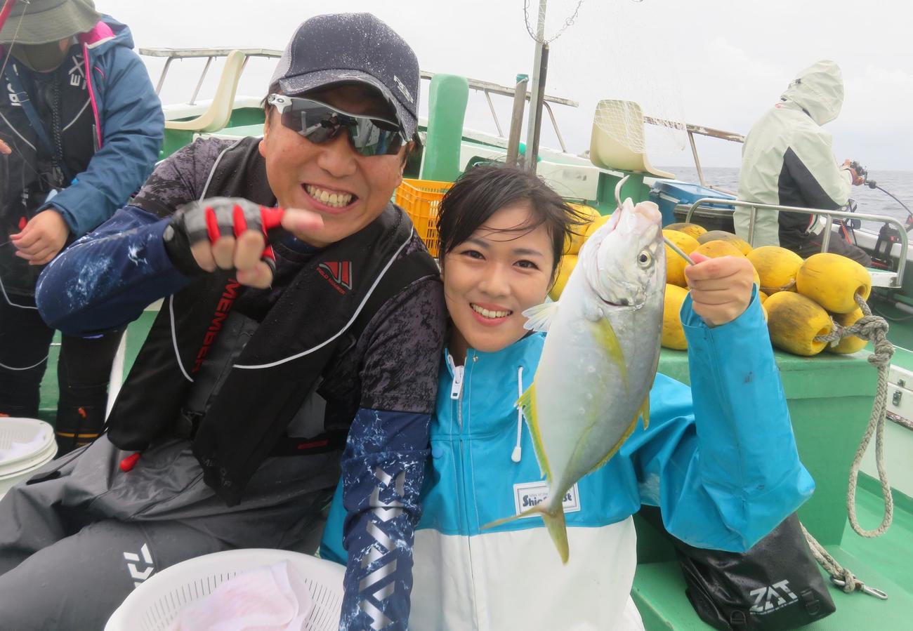 シマアジを釣り上げた出光仁美（右）を祝福する和田青児