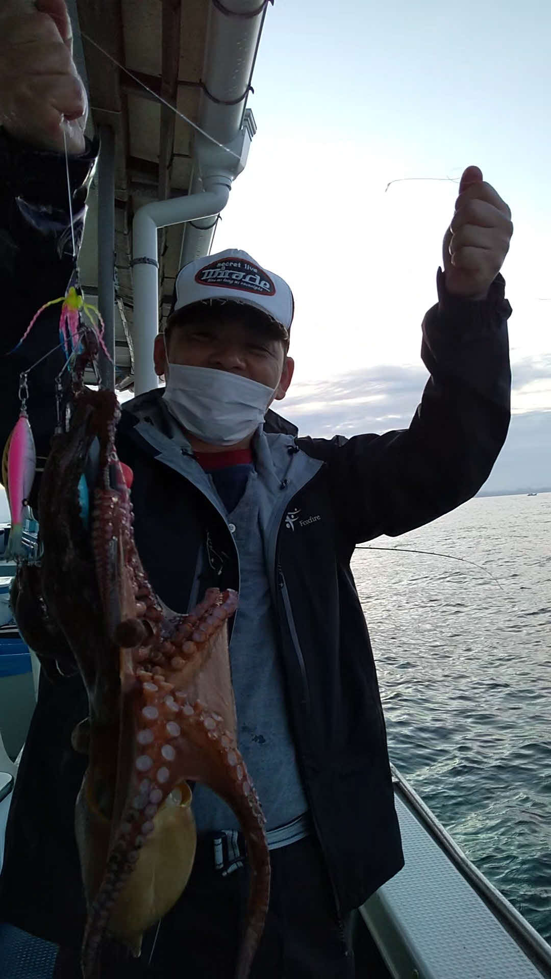 入田さん、良型のタコを手にグッドスマイル