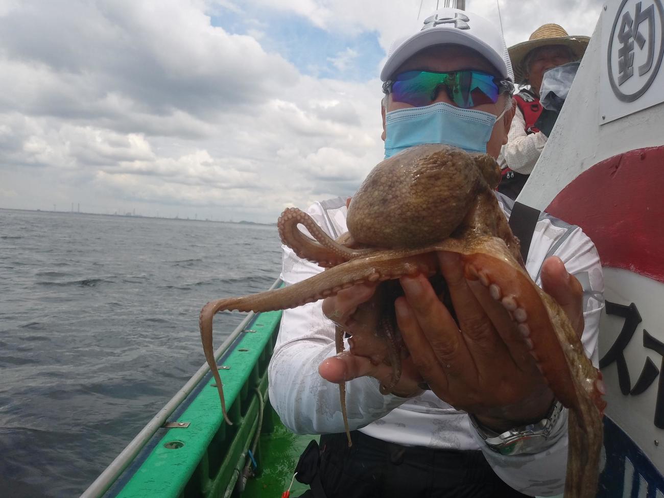 マダコ初挑戦の手釣りテンヤマダコで700グラムを釣りあげた川田記者
