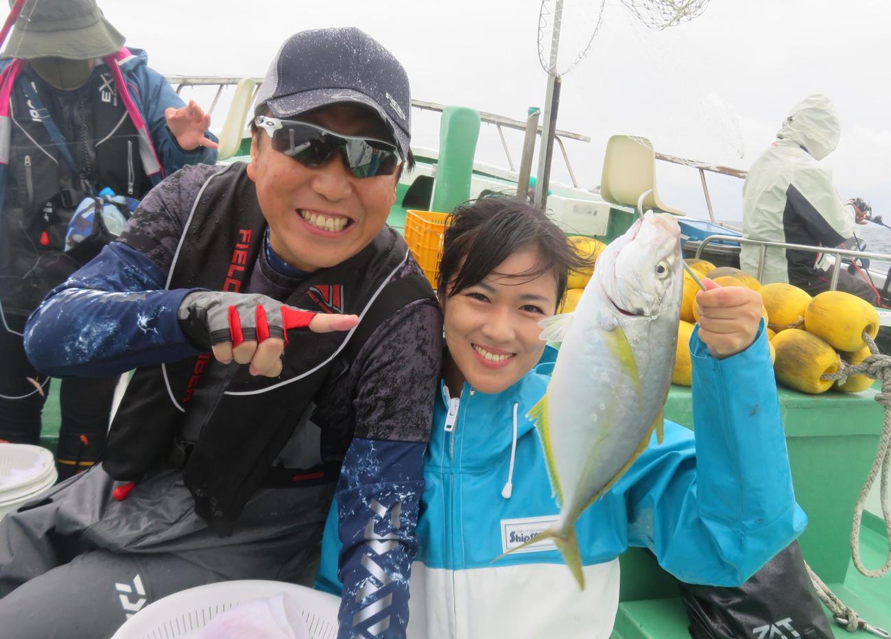 演歌界随一の釣り好き和田青児（右）とともにシマアジ・マダイに挑んだ出光仁美。見事本命ゲット！