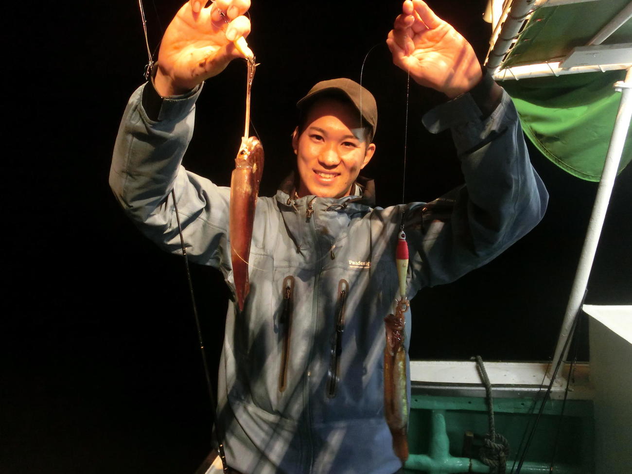 神威岬沖でマイカを数多く釣り笑顔を見せる札幌市の石塚大輝さん